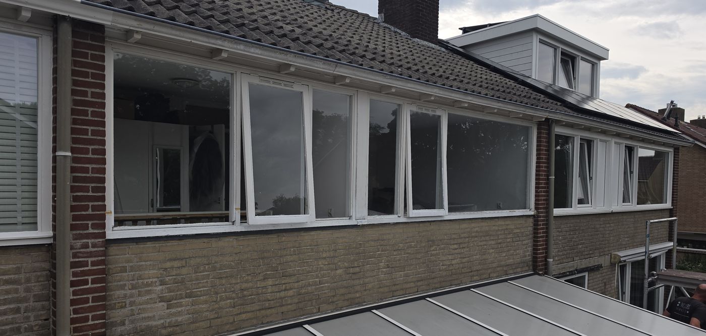 Voor: Oude witte ramen op de verdieping