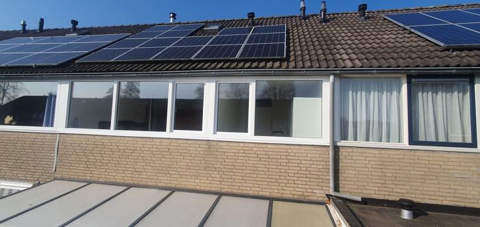 Rij witte kunststof kozijnen op de verdieping