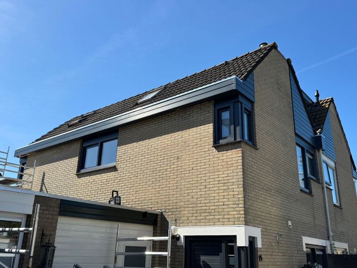 Antraciet kunststof kozijnen rondom een woning